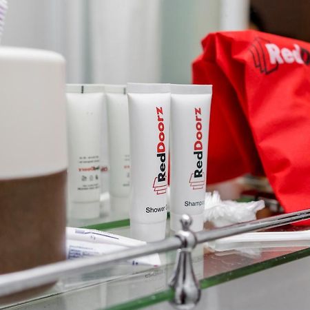 Reddoorz Plus Near Secc 2 Хошимин Экстерьер фото