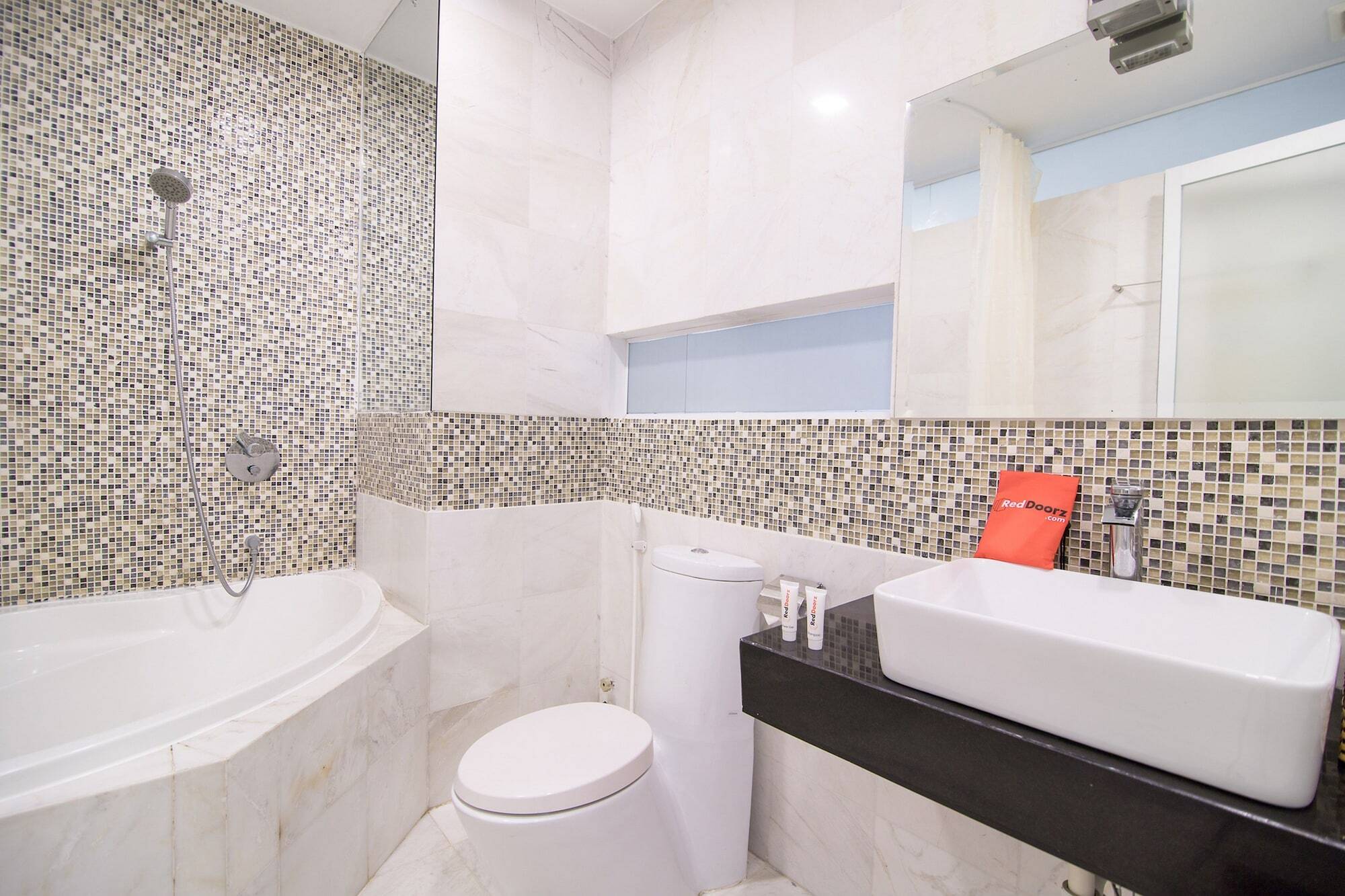 Reddoorz Plus Near Secc 2 Хошимин Экстерьер фото